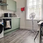 Room 5 Double Bed In Kings Cross