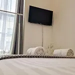 Room 5 Double Bed In Kings Cross